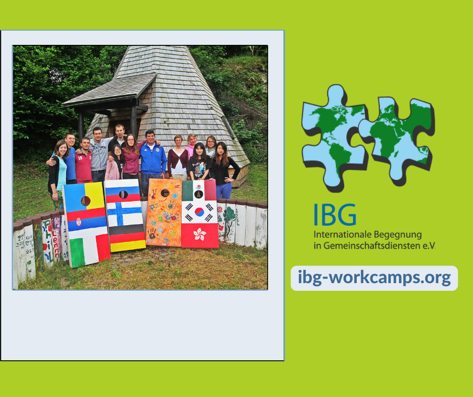 Gruppe junger Menschen hält gemalte Flaggen vor einem Holzhaus, daneben Logo und Website von IBG – Internationale Begegnung in Gemeinschafts&shy;diensten e. V. auf grünem Hintergrund.