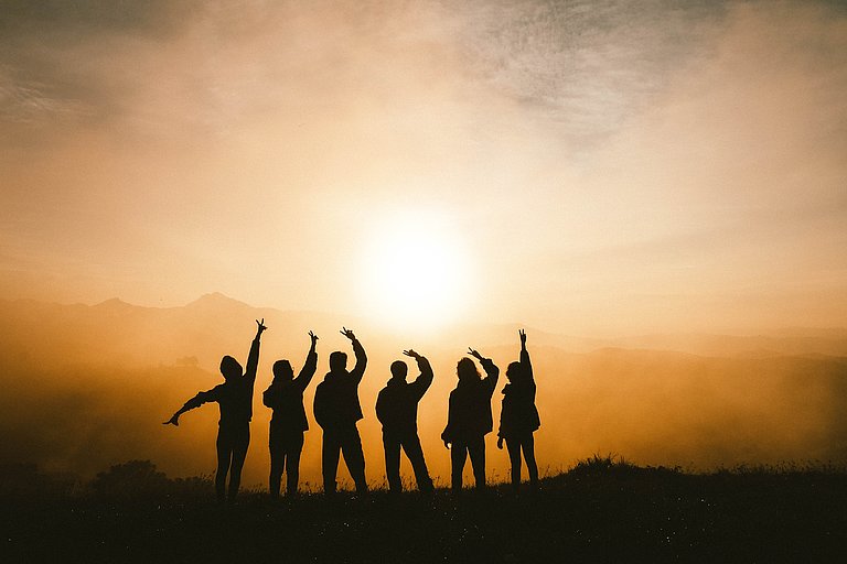 Menschen vor Sonnenuntergang