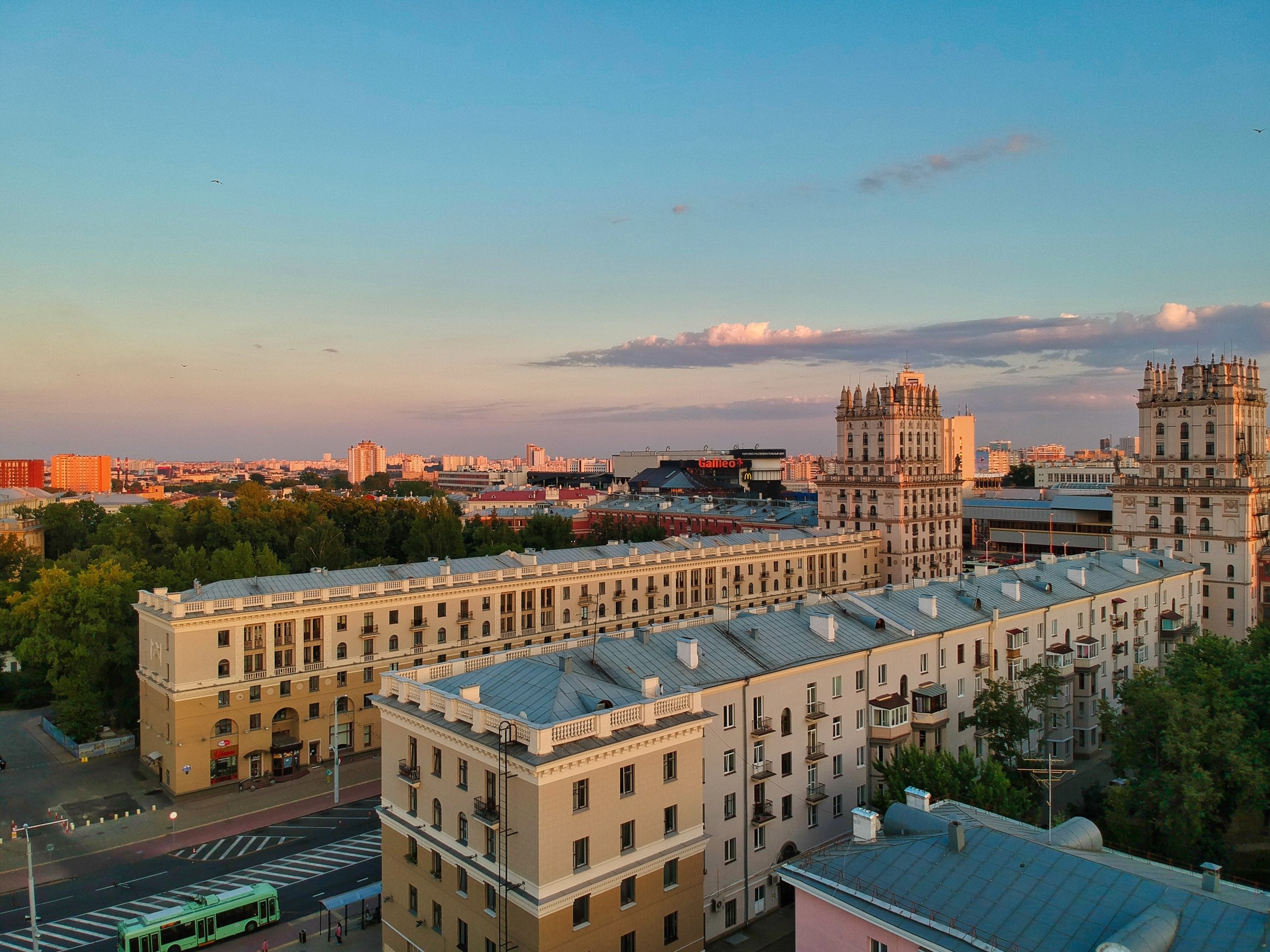 Gebäude vor Abendhimmel