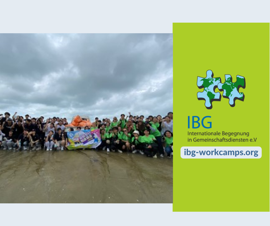 Große Gruppe von Menschen steht am Strand mit Banner, rechts daneben grüner Bereich mit IBG-Logo und Website ibg-workcamps.org.