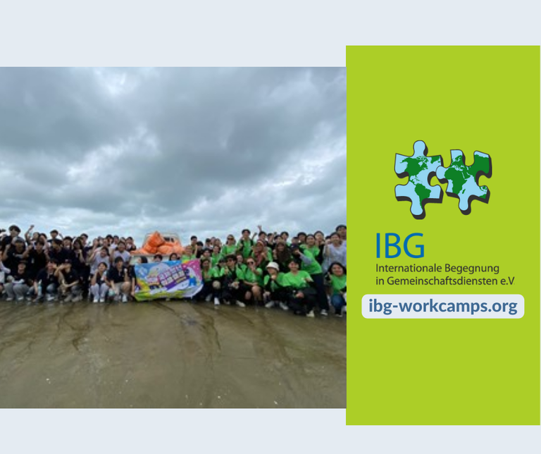 Große Gruppe von Menschen steht am Strand mit Banner, rechts daneben grüner Bereich mit IBG-Logo und Website ibg-workcamps.org.