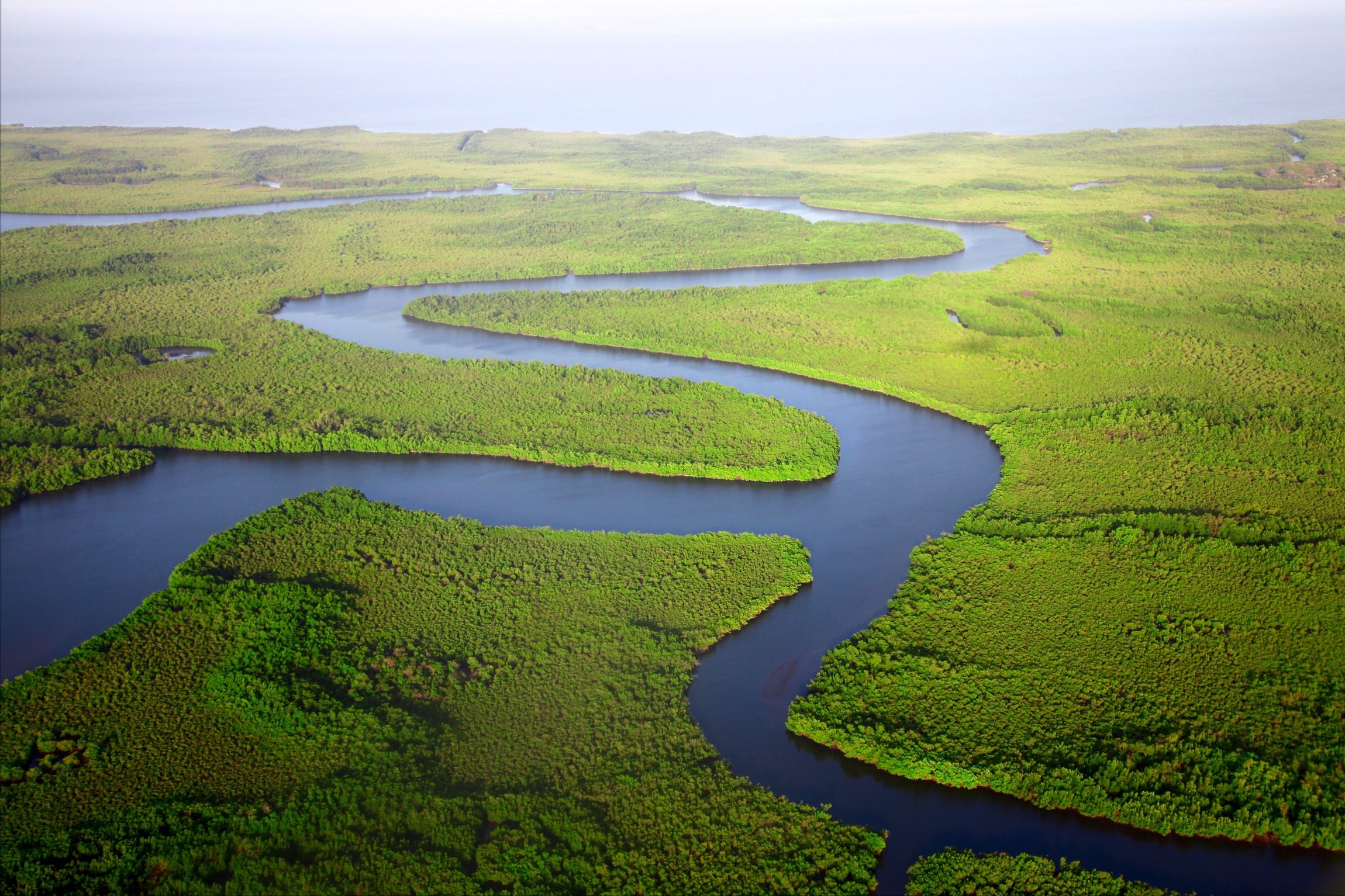 Fluss und Landschaft aus Vogelperspektive