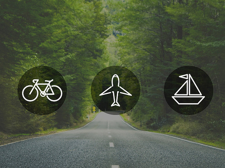 Straße mit Symbolen Fahrrad, Flugzeug, Boot