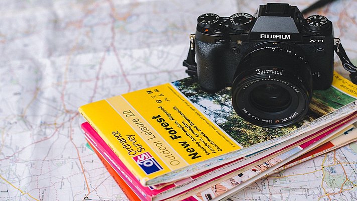 Kamera und Wanderkarten