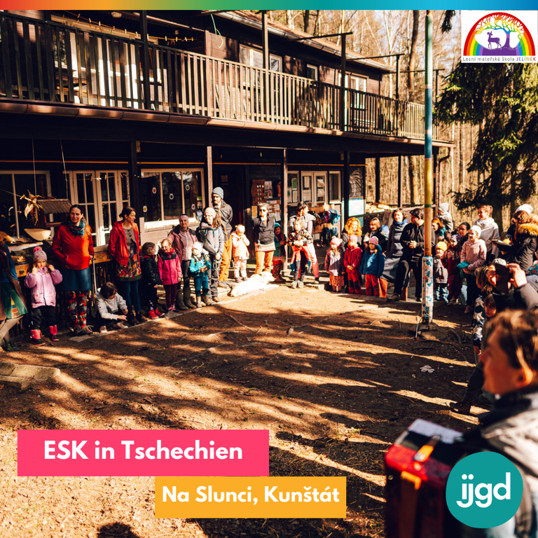 Schulhof mit Kindern, die im Kreis stehen
