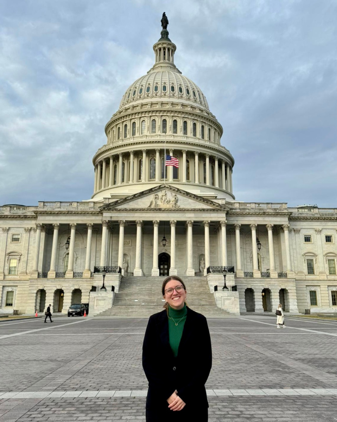 Pia steht vor dem Kapitol in Washington, D.C., während ihres Auslandsjahres mit dem Parlamentarischen Patenschafts-Programm in den USA.