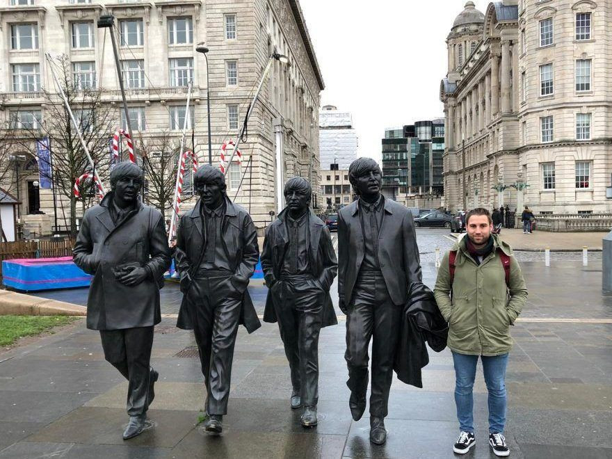 Benni mit Beatles Statuen