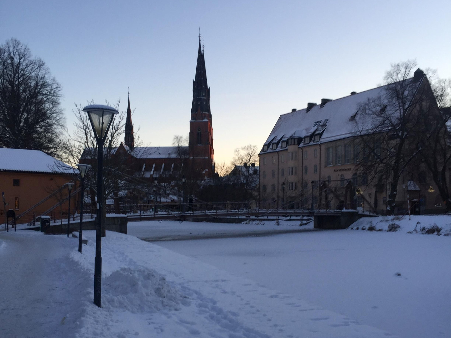 Kirche und Häuser im Schnee